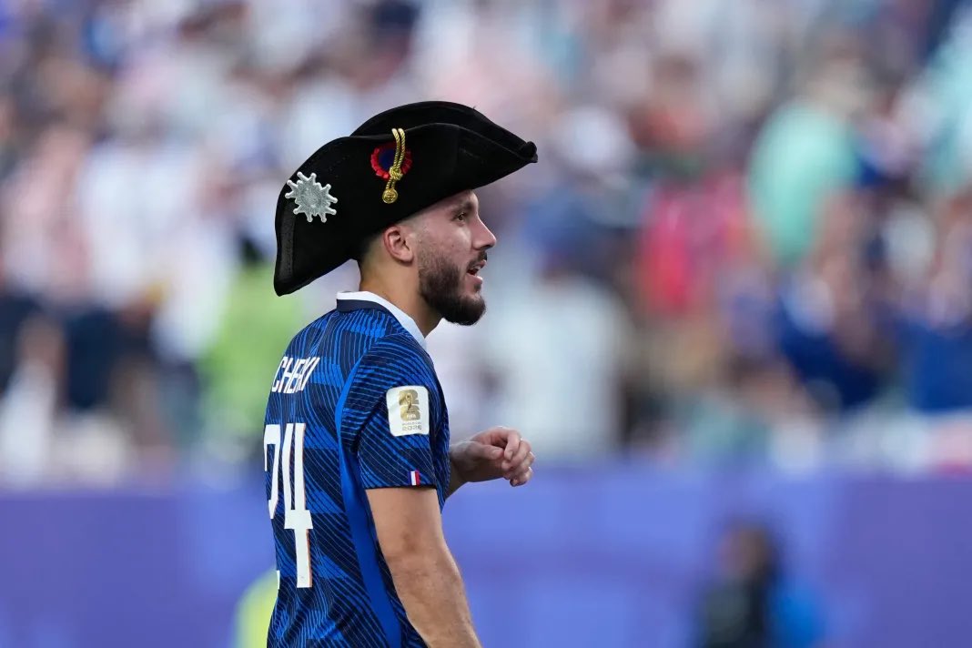 LBleuBlancRouge's tweet photo. 🇫🇷🇩🇿 Rayan Cherki, international français d’origine algérienne, a été la cible d’un important raid numérique de la part de la communauté algérienne et de certains médias algériens après la victoire de la France contre le Paraguay (4 juillet 2026, 8es de finale du Mondial).

À la fin du match, il a célébré en se coiffant d’un bicorne de Napoléon, puis a publié sur Instagram une photo éditée le représentant en Empereur. Ce geste, perçu comme festif en France, a été jugé provocateur en Algérie car il intervient la veille du 5 juillet (fête de l’indépendance algérienne) et renvoie au symbole de la colonisation française.

Beaucoup y ont vu un manque de respect envers ses origines, ravivant les débats sur l’identité des binationaux. Rayan Cherki, qui a choisi les Bleus plutôt que l’Algérie, assume pleinement son côté français.