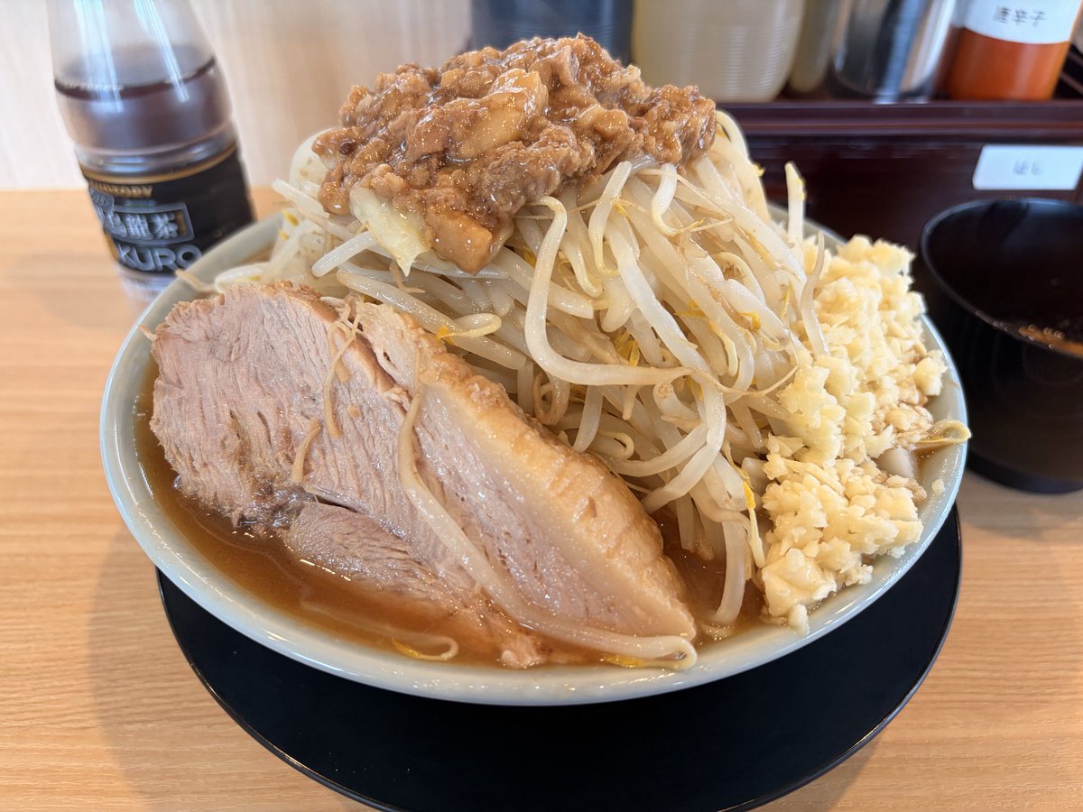 smilebob1234's tweet photo. 俺の生きる道　郡山店
ラーメン　全マシ＋ｱﾌﾞﾗ別皿

初の俺の生きる道さんへ‼︎
野菜マシにしたら思ったより盛りが良くてびっくり💦クタクタ野菜‼︎
チャーシューはパサ感ありだが厚め‼︎
ゴワゴワ麺美味しかった‼︎
ごちそうさまでした😋
次は汁なしか限定食べに行きます♪ https://t.co/SZuN3PnSZb