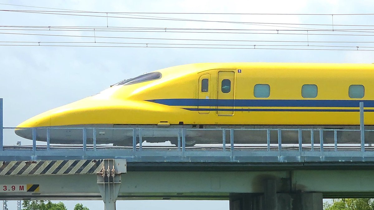 923_yellow's tweet photo. 7/8 🚄ドクターイエロー💛
T5編成 謎の回送？

今日のイエローさんは
のぞみ検測ではなく謎の回送…
会える機会が多くなるのは嬉しい🥰

お天気も良かったので
ロゴ撮影チャレンジ
沿線でも楽しめました😊

#ドクターイエロー
#謎の回送？
#923形新幹線電気軌道総合試験車
#ロゴ撮影チャレンジ https://t.co/dgiWJ5hMMR