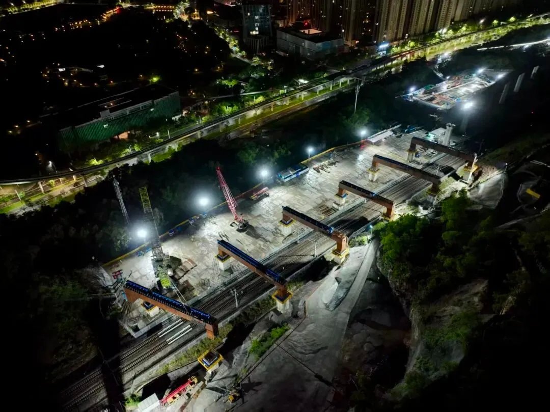 ShenzhenPages's tweet photo. The key bridge construction of Shenshan High-Speed Rail made a breakthrough. It set a national record for cross-line steel beam hoisting across an active railway at a tiny crossing angle.
 
Linking Shenzhen, Huizhou and Shenshan Cooperation Zone, the 125.5km line runs at 350km/h with six stations including Xili and Luohu North. Its bridge-tunnel ratio hits 92.6%.

Once operational in 2027, travel between central Shenzhen and Shenshan will take only 30 minutes, boosting integrated development of the Greater Bay Area.

Source: Southern Metropolis Daily