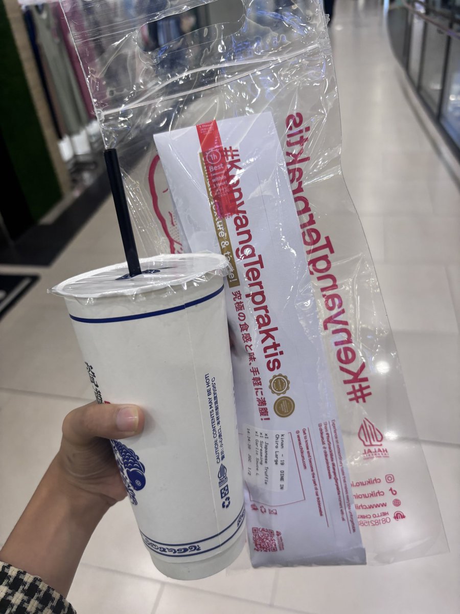 michvaleriee's tweet photo. setuju ga gaes kalau ini jadi 2 combo terwajib setiap ngemall? 🤤💕

teazzi deep roast + chikuro garlic sauce 🤤🤤🤤🤤 https://t.co/4CLRaKIiOf