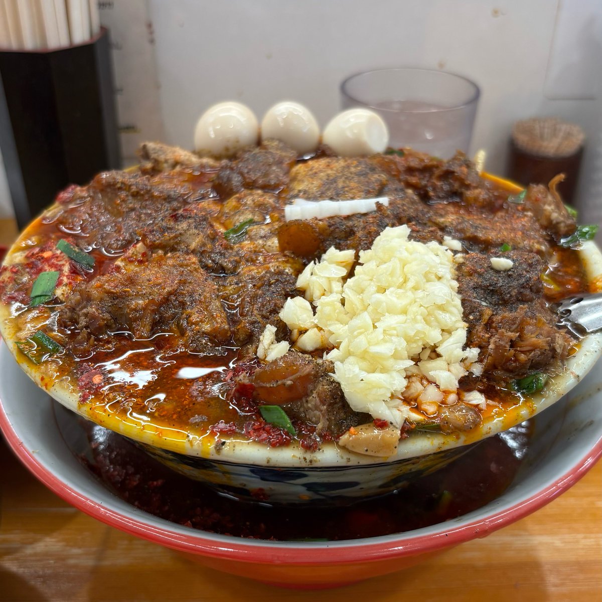 STOMONSTER's tweet photo. らーめん 護什番／護国寺
豚骨旨辛痺麺辛口＋とろ肉増し＋まさお＋真っ赤卵ポン玉＋ひと口ライス

豚骨での旨辛痺麺🍜とろ肉増しの威圧感☺️
辛痺とのミックス具合は個人的に豚骨の方が好きかも🤔凄く美味しいです😍
ポン玉につけたり、セルフとろ肉丼にしたりと色々楽しく美味しく味わいました🙏🏻 https://t.co/oGBCc8waTu