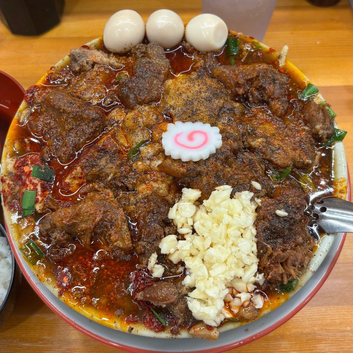 STOMONSTER's tweet photo. らーめん 護什番／護国寺
豚骨旨辛痺麺辛口＋とろ肉増し＋まさお＋真っ赤卵ポン玉＋ひと口ライス

豚骨での旨辛痺麺🍜とろ肉増しの威圧感☺️
辛痺とのミックス具合は個人的に豚骨の方が好きかも🤔凄く美味しいです😍
ポン玉につけたり、セルフとろ肉丼にしたりと色々楽しく美味しく味わいました🙏🏻 https://t.co/oGBCc8waTu