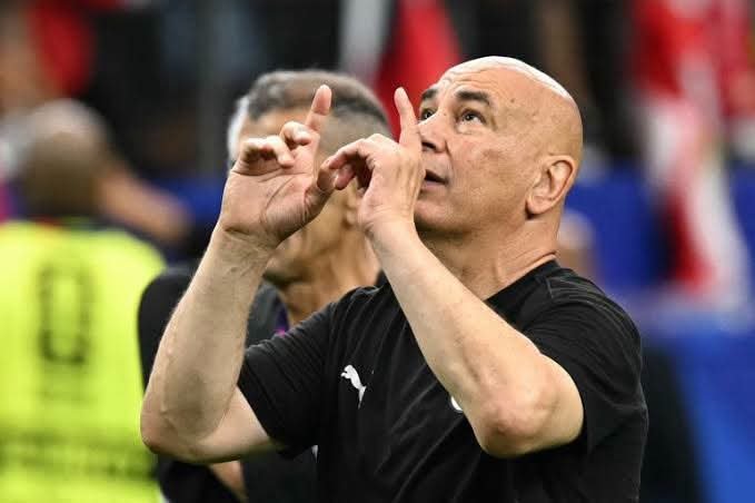A7na6's tweet photo. أكد مدرب #منتخب_مصر الأسبق حسن شحاتة أن المنتخب الوطني تعرض لظلم واضح أمام الأرجنتين أدى لوداع المونديال، واصفاً قرارات الحكم والمسؤولين بـ"قلة الأدب"، ومؤكداً أنه بكى بعد المباراة لشعوره بخيانة حلت بالمدرب واللاعبين. https://t.co/OHDYEQZF2z
