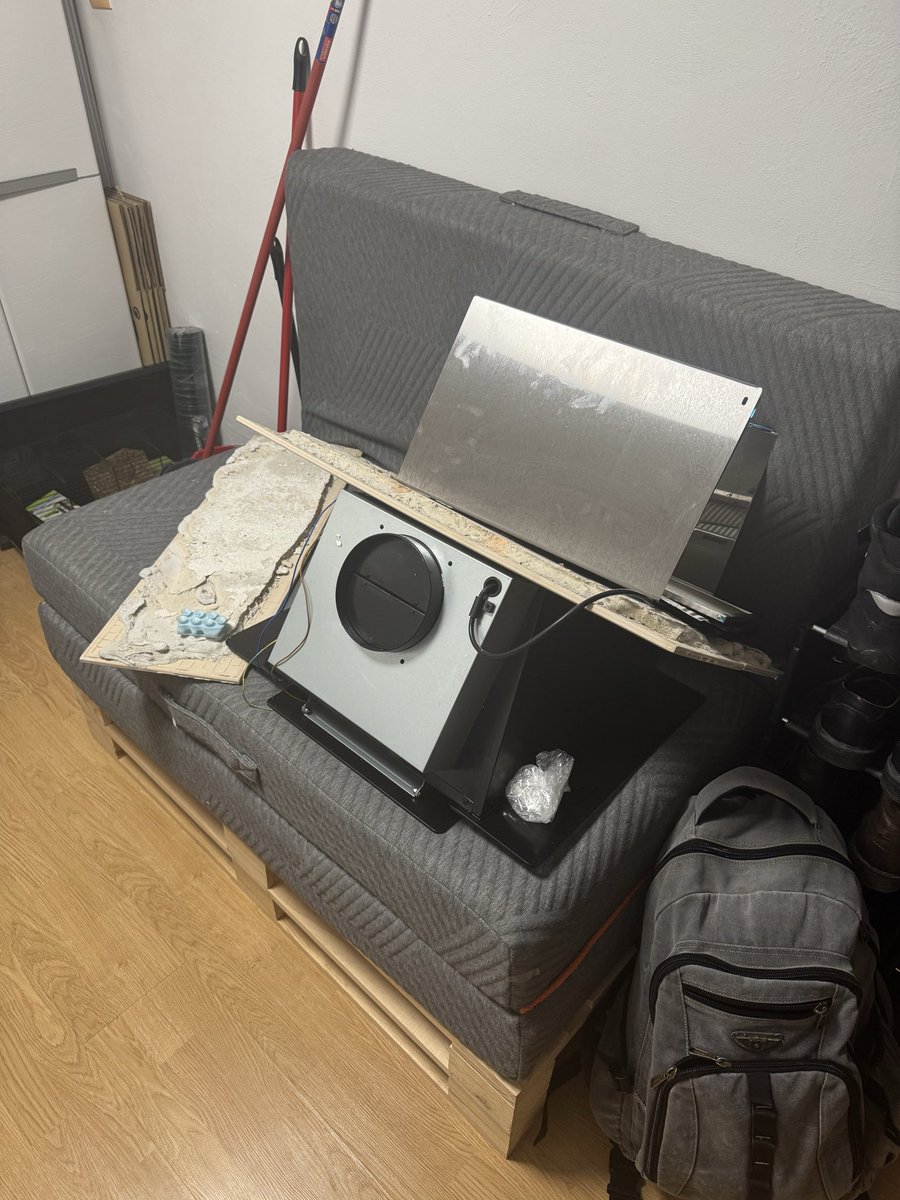 ExtremeraTweet's tweet photo. @MediaMarkt_es 2 meses ya desde que se me vino la campana de la cocina encima (tras pagar a su experto en campanas) y sin respuesta. La tienda de Alcalá de Henares de MediaMarkt está diluyendo la resolución. Vergüenza de atención al cliente que tenéis. https://t.co/1i7KbnHlw8