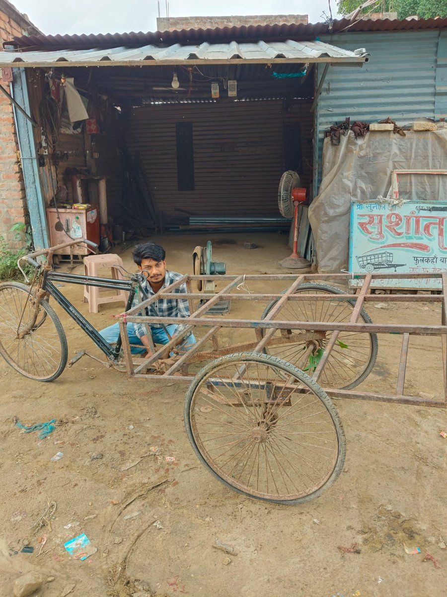 LsbaSheohar's tweet photo. शिवहर जिला के डुमरी कटसरी प्रखंड के फुलकाहा ग्राम पंचायत में अकार्यरत पेडल रिक्शा की मरम्मति करते मिस्त्री। @IPRDBihar @LSBA_Bihar @rddbihar @rajeshkbas42 @ratnishverma @SumanlalKarn https://t.co/MMVsjNr1gU