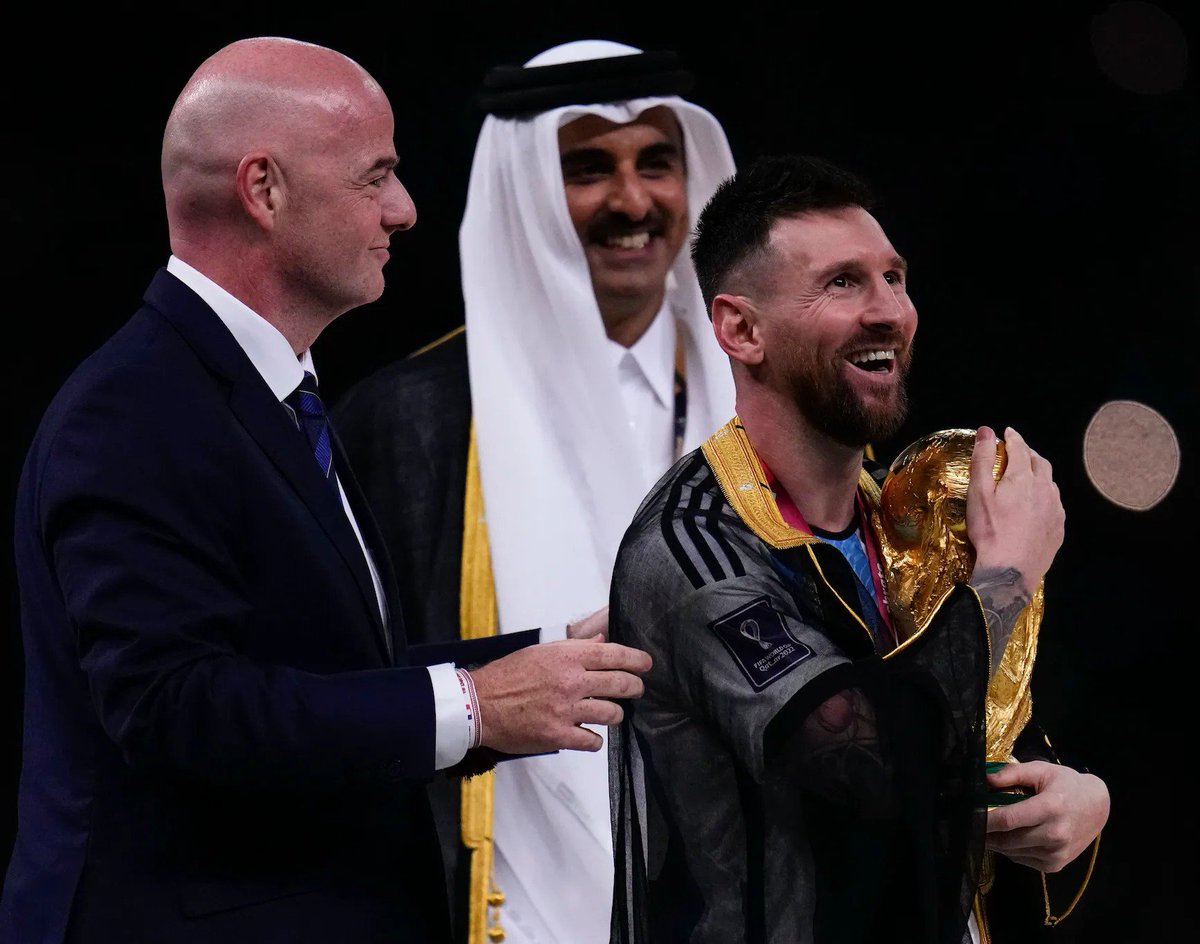 garistengah_id's tweet photo. Panjang kayaknya nih urusan.. dan sialnya hasil (kemungkinan besar) gak bakal diubah. Argentina tetep menang.

Buat gua pribadi, semua ini agak gila sih. Bukan soal VAR. Bukan soal keputusan wasit. Itu masih diperdebatkan.

Tp gmn semua ini melibatkan seorang GOAT, Lionel Messi.

Messi punya masalah hormon, tapi dia bisa jadi salah satu, kalo bukan pemain terbaik sepanjang sejarah sepakbola.

Messi dibebanin label titisan Maradona, tp akhirnya juara Piala Dunia di 2022.

Piala Dunia yg masih banyak juga dilihat secara kontroversial. Diasumsikan udah 'disetting' buat Messi juara oleh banyak orang.

Sekarang, begini. Keputusan wasit dipertanyakan. Protokol rasisme diabaikan. Ditambah dengan bumbu politik bahkan.

Apa ini yang bakal jadi legacy seorang Lionel Messi? 😢