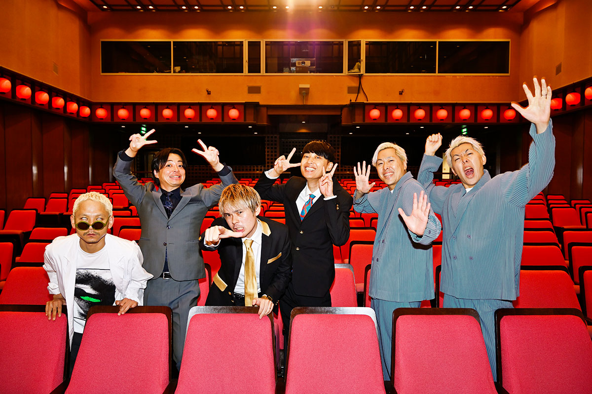 lmaga_jp's tweet photo. 「仕事もお金もなくても、劇場にくれば楽しかった」

7月末、「#よしもと漫才劇場」（マンゲキ）から
芸歴18年目以上となる芸人が卒業する🎓

祇園、吉田たち、デルマパンゲの3組に
“漫才師”として走り続けてきたこれまでの日々、
卒業後の展望を語ってもらった🎤
👉https://t.co/9s0YYPlqYS
#PR https://t.co/NcAhaQ1xEs