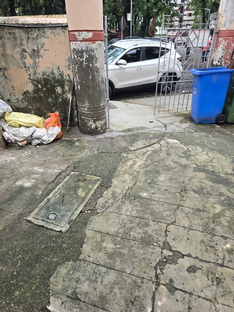CFCLover27's tweet photo. @MTPHereToHelp this car is blocking the gate of Ruby Mansion at Barrack Rd. Please inform Azad Maidan Police station. https://t.co/dbaIc9jgd6
