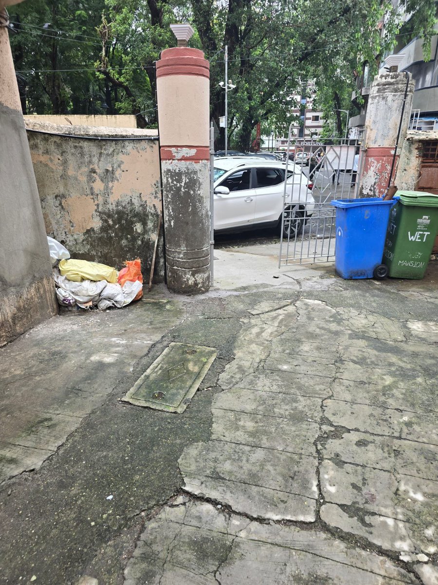 CFCLover27's tweet photo. @MTPHereToHelp this car is blocking the gate of Ruby Mansion at Barrack Rd. Please inform Azad Maidan Police station. https://t.co/dbaIc9jgd6