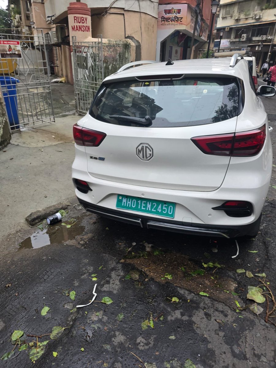 CFCLover27's tweet photo. @MTPHereToHelp this car is blocking the gate of Ruby Mansion at Barrack Rd. Please inform Azad Maidan Police station. https://t.co/dbaIc9jgd6