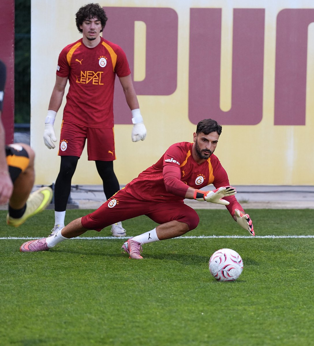 GalataSpain's tweet photo. Galatasaray realizó en el día de ayer el primer entrenamiento de la nueva temporada 🔜

¡Esto comienza! 🤩

#Galatasaray https://t.co/PU4006wR5F