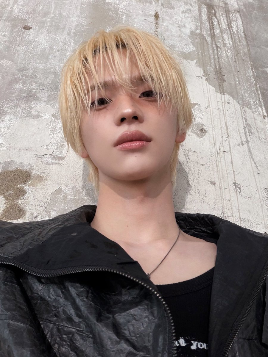 t11070328's tweet photo. 와 ㅅㅂ 존나 잘생김 https://t.co/rwHUmc0wES