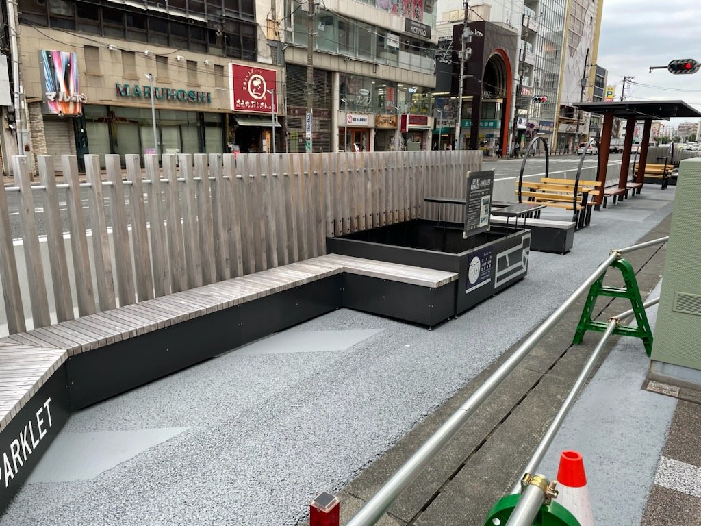outermoat's tweet photo. JR東海　推し旅　Aqoursとぬまづ四季めぐりキャンペーン
７月から新しいデザインになった特典キーホルダーは千歌ちゃんでした

沼津駅のイーラde南側にベンチが新たに整備されていました
まだ使えないみたい https://t.co/tuHVZenGqj