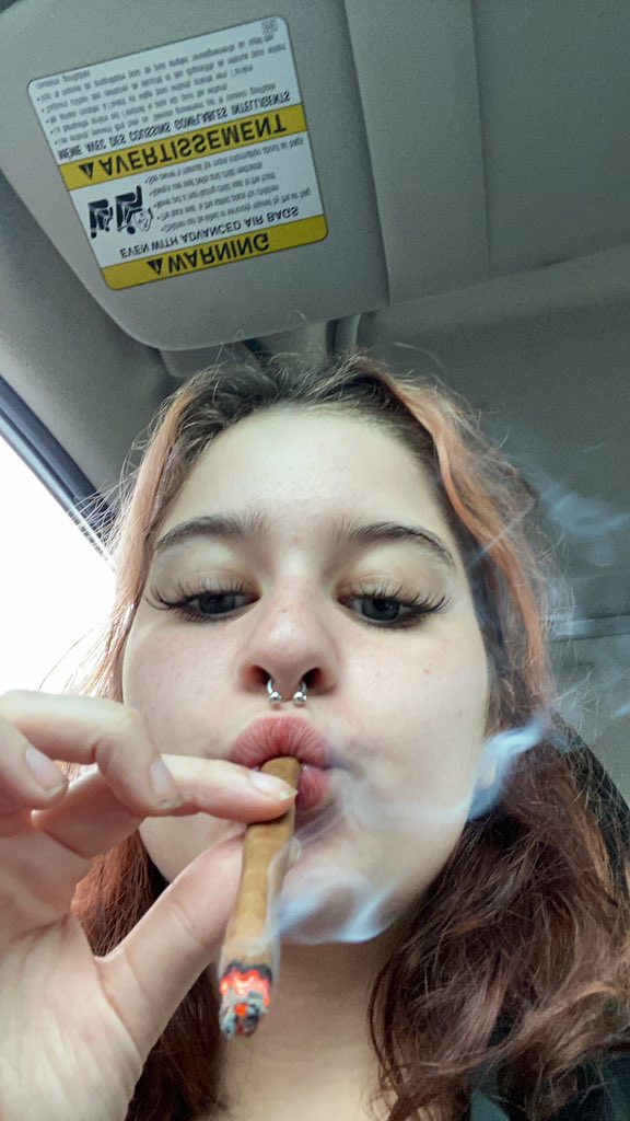 dolores_ann3's tweet photo. Joint or blunt?🥴🤔
#elpaso #eptx #915eptx #nsfwtwt
#915girls #latina #ep #elpasomeets https://t.co/yFwCRCKvfn