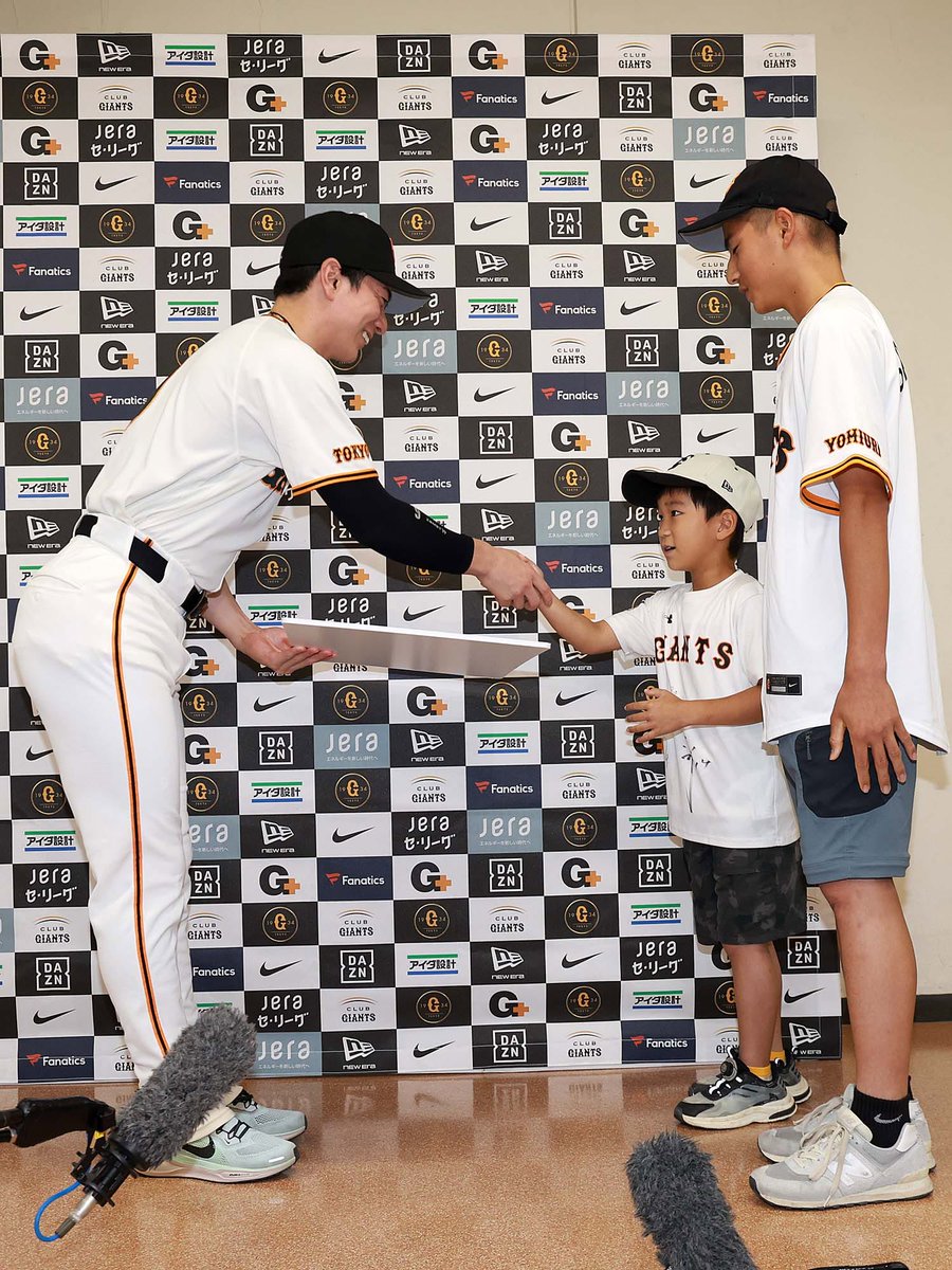 TokyoGiants's tweet photo. 6月度の「HERO IS HERE！月間ベストヒーロー賞」に選出された #松本剛 選手✨

KIDS MEMBER会員から特別デザインの記念パネルが贈呈されました👏
https://t.co/zPWKvs2chp https://t.co/Icpn0d1Qi8