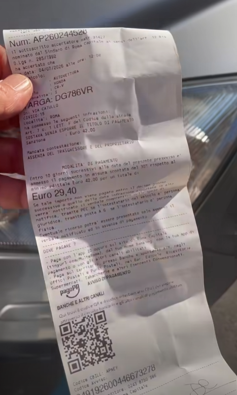 LInsorto's tweet photo. Parcheggi la macchina sulle strisce bianche , passano di notte e le dipingono di blu, automatica la sanzione. Roma https://t.co/6DLh0Z67rq