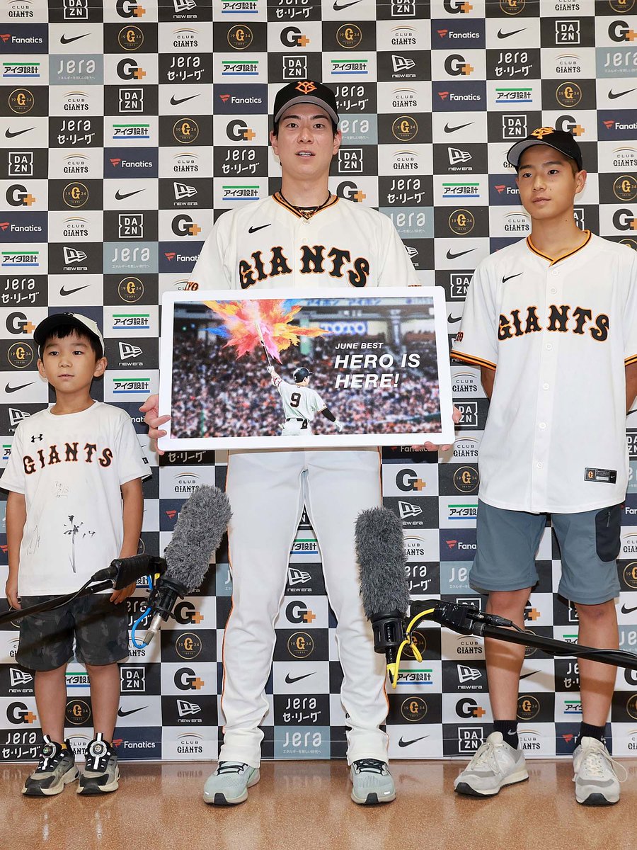 TokyoGiants's tweet photo. 6月度の「HERO IS HERE！月間ベストヒーロー賞」に選出された #松本剛 選手✨

KIDS MEMBER会員から特別デザインの記念パネルが贈呈されました👏
https://t.co/zPWKvs2chp https://t.co/Icpn0d1Qi8