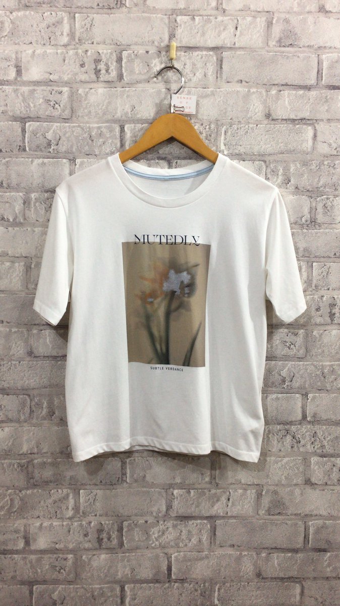 fieldstyle01's tweet photo. 上板橋店新着商品です。

SENSE OF PLACE
¥1,600 サイズOne

今年モデル。
滑らかな肌あたりのグラフィックデザインTシャツ。

他にオペーククリップやビスなどのお品物が入荷しております。

本日も19時半までの延長営業です。
ぜひお立ち寄りくださいませ。 https://t.co/pXHRjrG5Si
