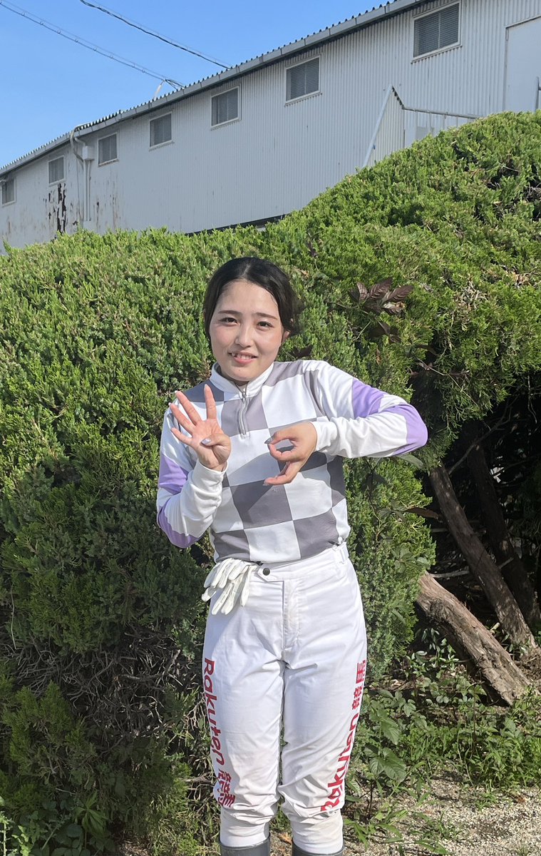 kimrock_H's tweet photo. 佐々木世麗騎手今年の49勝目、準メイン、メインの連続！開催7日間連続勝利中と好調です！これまでメイン勝利のインタビューはいつも雨…やっと晴れたことには『晴れてよかったです！お客さんの顔もよく見えます（笑）。キャリアハイ（'21の87勝）を更新したいです！』と世麗騎手。笑顔が光りました✨ https://t.co/UcXTzjnJLu