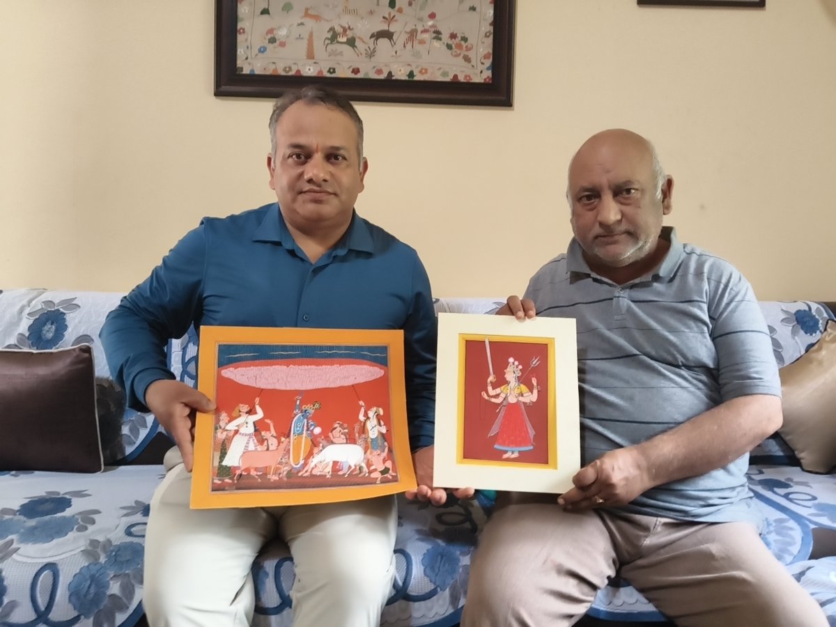 jrmlabharmour's tweet photo. आज ग्राम पंचायत उटीप के गांव काकियां में पद्मश्री सम्मानित प्रख्यात चित्रकार श्री विजय शर्मा जी से मिलने का सौभाग्य मिला।

इस अवसर पर उन्होंने अपनी बनाई हुई सुंदर पेंटिंग भेंट की। इस स्नेहपूर्ण सम्मान के लिए उनका हृदय से आभार। उनके उत्तम स्वास्थ्य एवं दीर्घायु की कामना करता हूँ। https://t.co/CQukJkAVTR