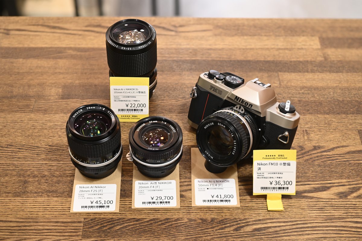 ◇ Nikon FM10 1995年発売の機械式フィルムカメラで、シャッターを切る