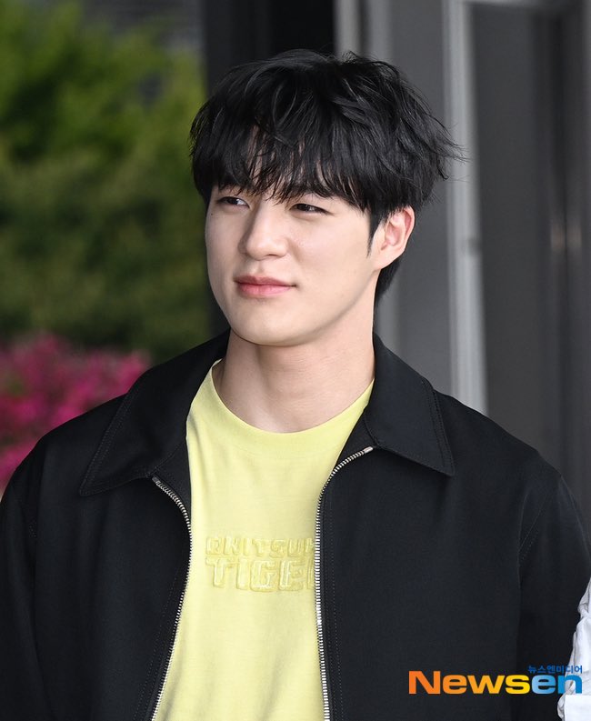 O9aamdjd's tweet photo. 260708 제노 출국 기사 사진 💛 https://t.co/TkYYCM5KFL