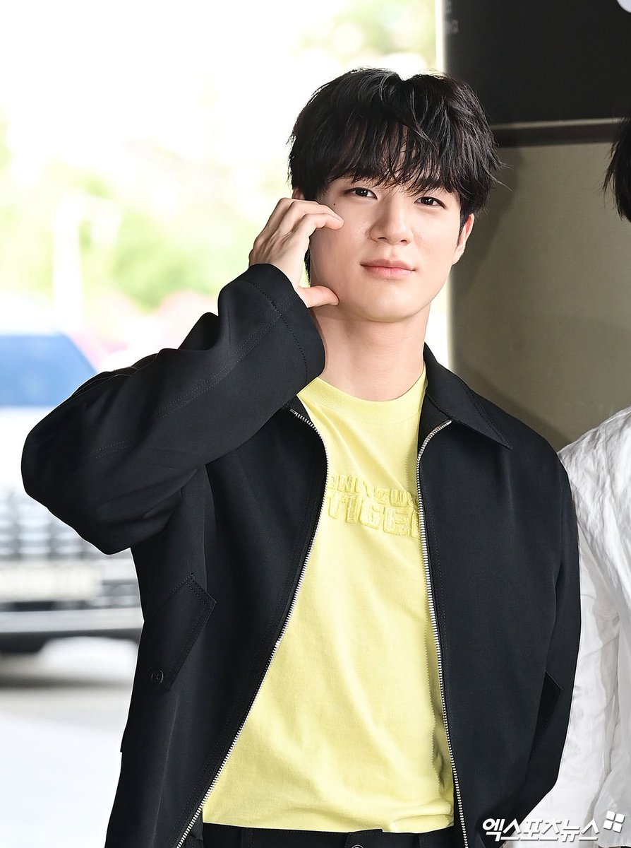 O9aamdjd's tweet photo. 260708 제노 출국 기사 사진 💛 https://t.co/TkYYCM5KFL