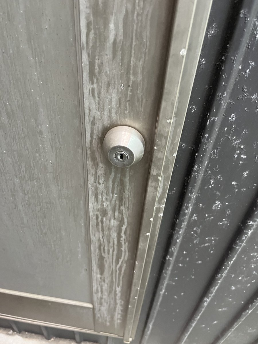 APShomes2841's tweet photo. サムターンの反転工事
要望の内容としておじいちゃんがボケてしまって勝手口から徘徊してしまうのでなんとかしてほしいとのことでした
家の中に鍵を付けたりバリケードをつけたり色々相談しましたが強度などもありこの方法で作業となりました。
できる扉とできない扉がありますのでご相談ください https://t.co/iPQKPUHoAl