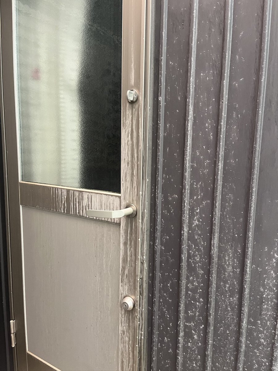 APShomes2841's tweet photo. サムターンの反転工事
要望の内容としておじいちゃんがボケてしまって勝手口から徘徊してしまうのでなんとかしてほしいとのことでした
家の中に鍵を付けたりバリケードをつけたり色々相談しましたが強度などもありこの方法で作業となりました。
できる扉とできない扉がありますのでご相談ください https://t.co/iPQKPUHoAl
