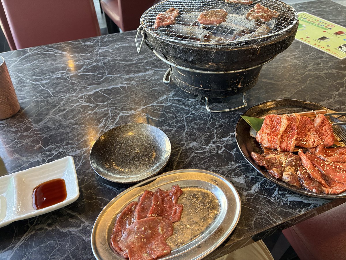 NeityaBakusi's tweet photo. 人生初一人焼肉に来ました。
時間が時間だからか周りにお客さんが一人もおらず店員さんの目がすげぇきになる…
後食べ放題とか無い店で値段が…!!! https://t.co/ka4xt5x0yX