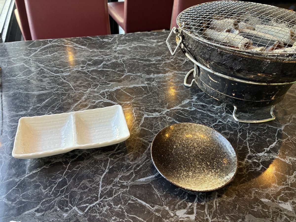 NeityaBakusi's tweet photo. 人生初一人焼肉に来ました。
時間が時間だからか周りにお客さんが一人もおらず店員さんの目がすげぇきになる…
後食べ放題とか無い店で値段が…!!! https://t.co/ka4xt5x0yX