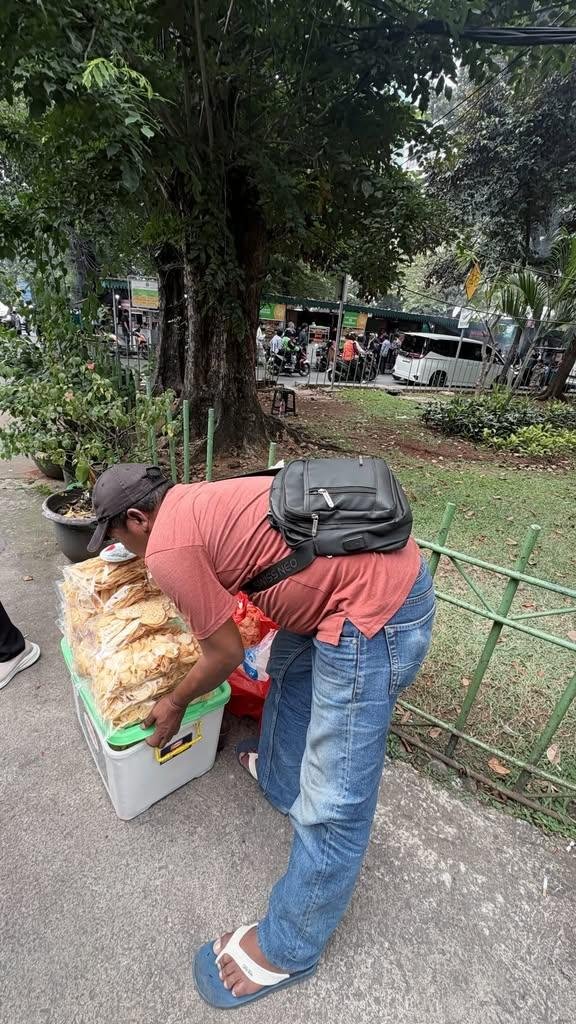LiaAfri03881071's tweet photo. Warga threadsss yg tinggal/ngantor di Setiabudi, ramein jualan bapak ini yukkk☺️
Tiap hari dia mangkal di tikungan taman deket gedung Puri Matari. Bapaknya kasian sepiiii kl jam istirahat. Jualnya kayak keripik tempe, keripik singkong, dll. Rasanya enakkkkk!!
cc: byridss https://t.co/kAtfuuUixm