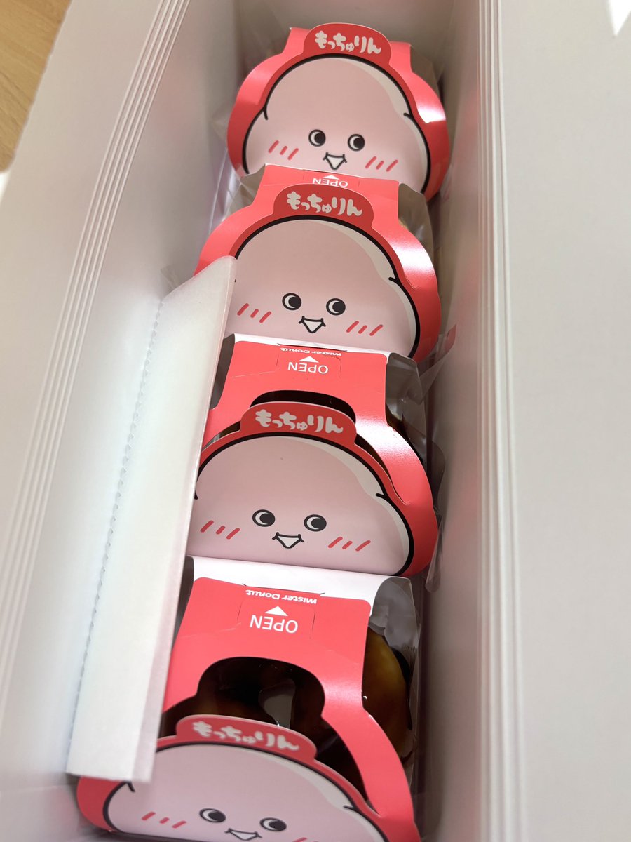 life_funny_'s tweet photo. ついにもっちゅりんの購入に成功‼️
ポンデリングをでかくして、もちもちなめらかにしたみたいな食感で美味しかった✨
個人的にはきなこ派だった🍩 https://t.co/O6Dw3gDjq4