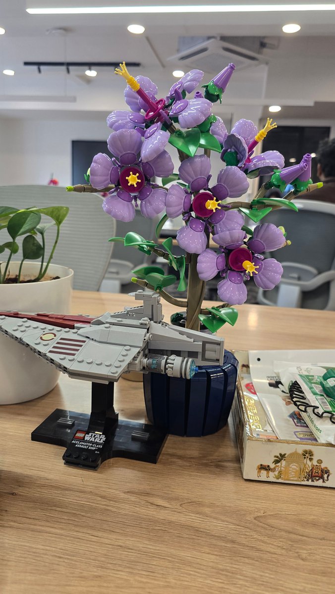 useflo101's tweet photo. Builder energy so strong that the team builds their own @LEGO_Group flowers for office! https://t.co/1hGDCAXhcB