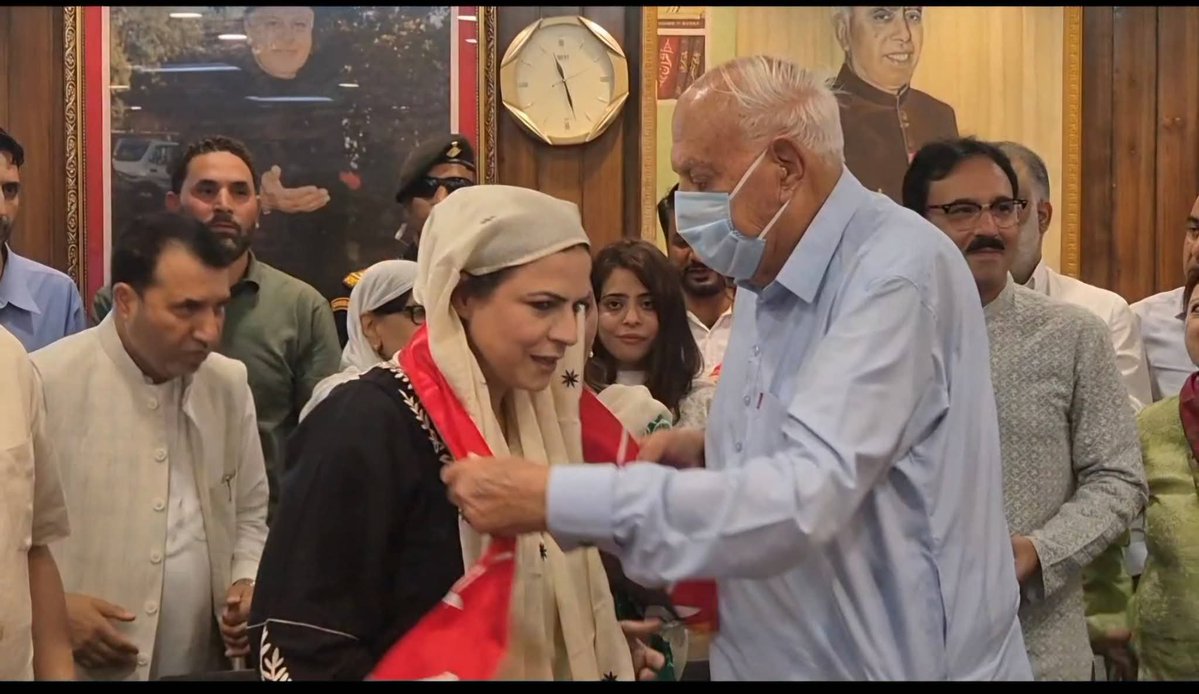 CnnKashmir's tweet photo. Former District Development Council (DDC) Chairperson of Baramulla, Safina Baig, on Wednesday joined the Jammu and Kashmir National Conference (NC) during a function held at the party headquarters, Nawa-e-Subh, in Srinagar.@SafinaMBaig https://t.co/qAslba2dmo