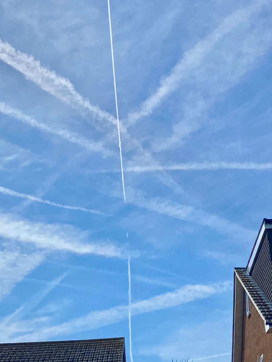 takeusout_lynda's tweet photo. Anyone else noticing the 1thing that draws trolls, bots or whatever else you want 2call them swarming like flies around 💩is when we mention chemtrails! Keep posting peeps we’re obviously touching a few nerves! And for those that were upset by my worst ever sky here it is again! https://t.co/wHCvUmkJr4