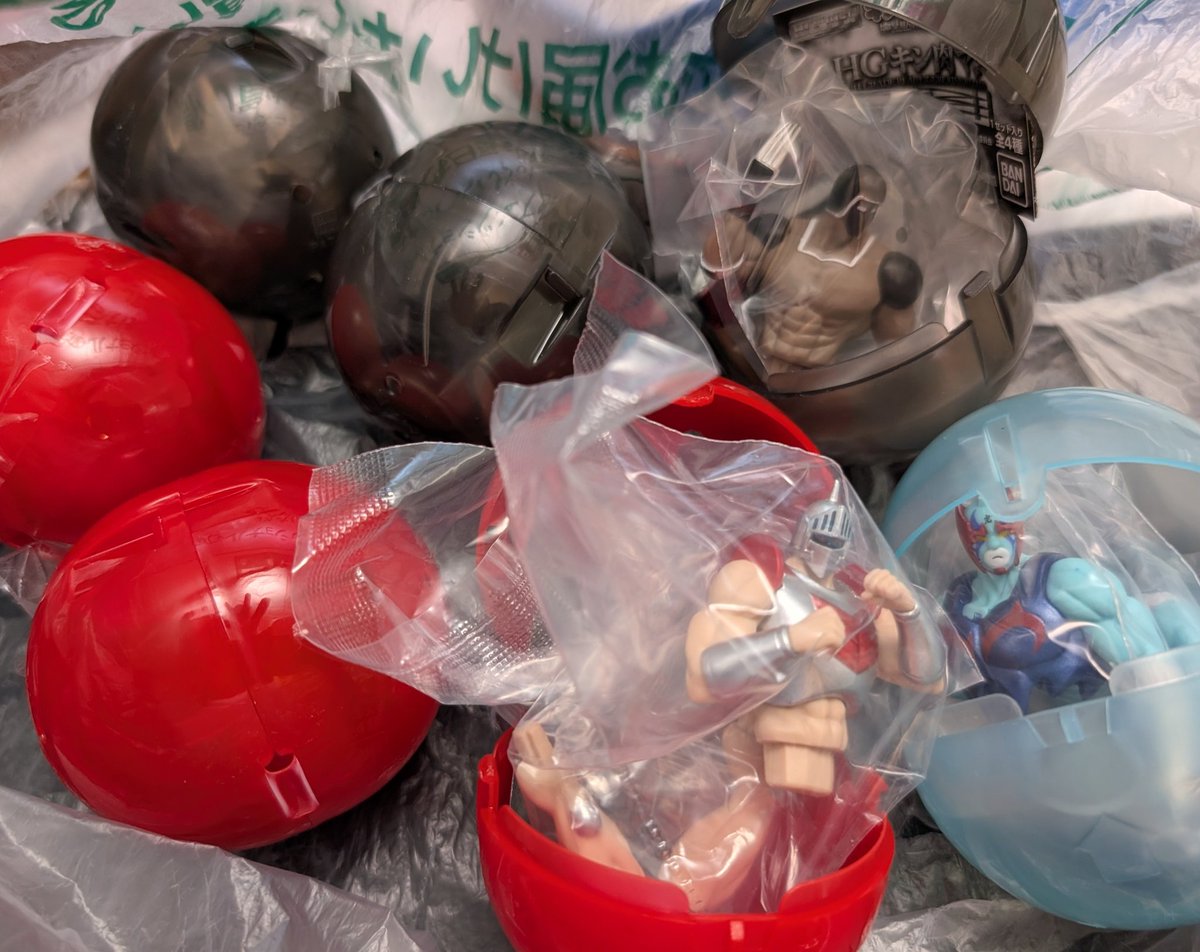 masterpiece1000's tweet photo. HGキン肉マン売ってたから７回まわしたけど、スグルだけ出なかった😭
ロビンマスクとウォーズマンが３個ずつ出た😅
カッコいいから飾るようにするけど😊 https://t.co/gMW8Fzk4Xd