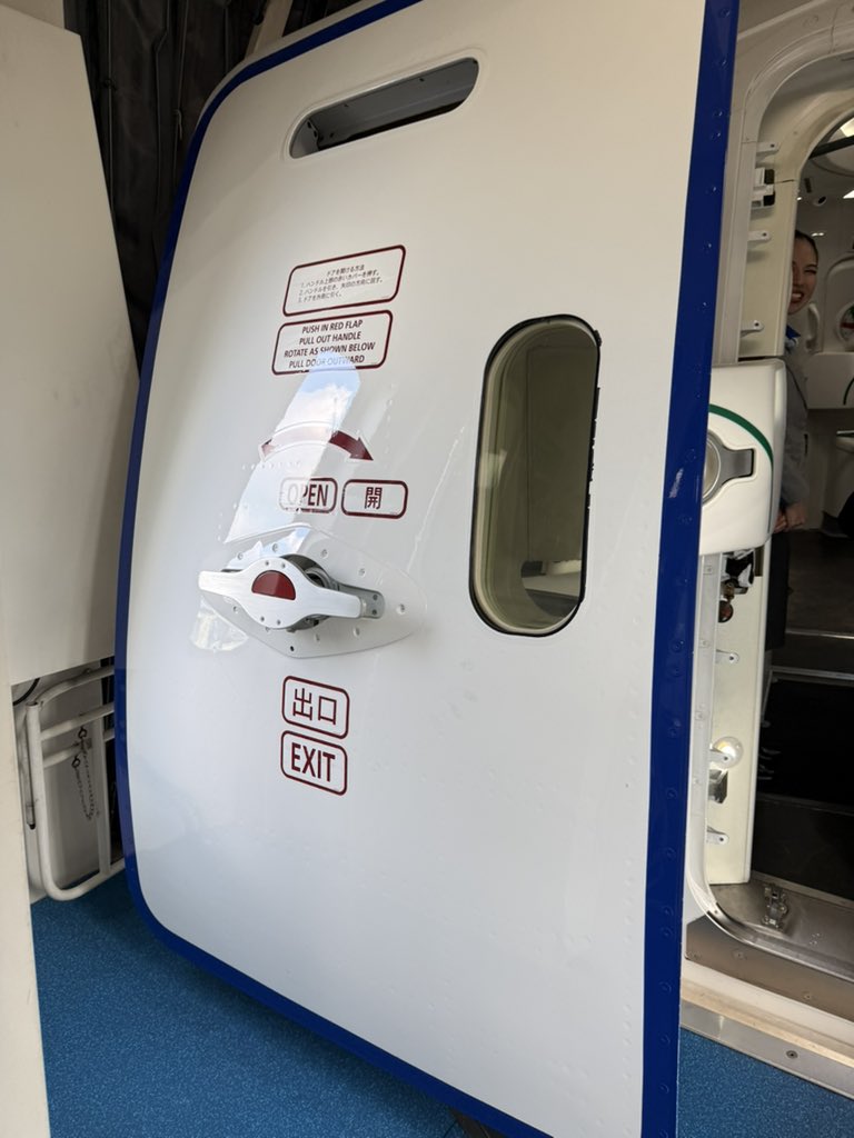 senrigawa1's tweet photo. JAL•ANA平会員いつもの沖縄旅①⑥

JA990A B787-10 2025/10に就航した
まだまだ新しい機材です✈️
セールでかなり安かったのでかなり前にポチってました👍
JAL ANA国内線ファーストクラス乗り比べに💺

さよなら沖縄👋
次回は来年2月の🐯キャンプ✈️ https://t.co/Rt1OpHypOi