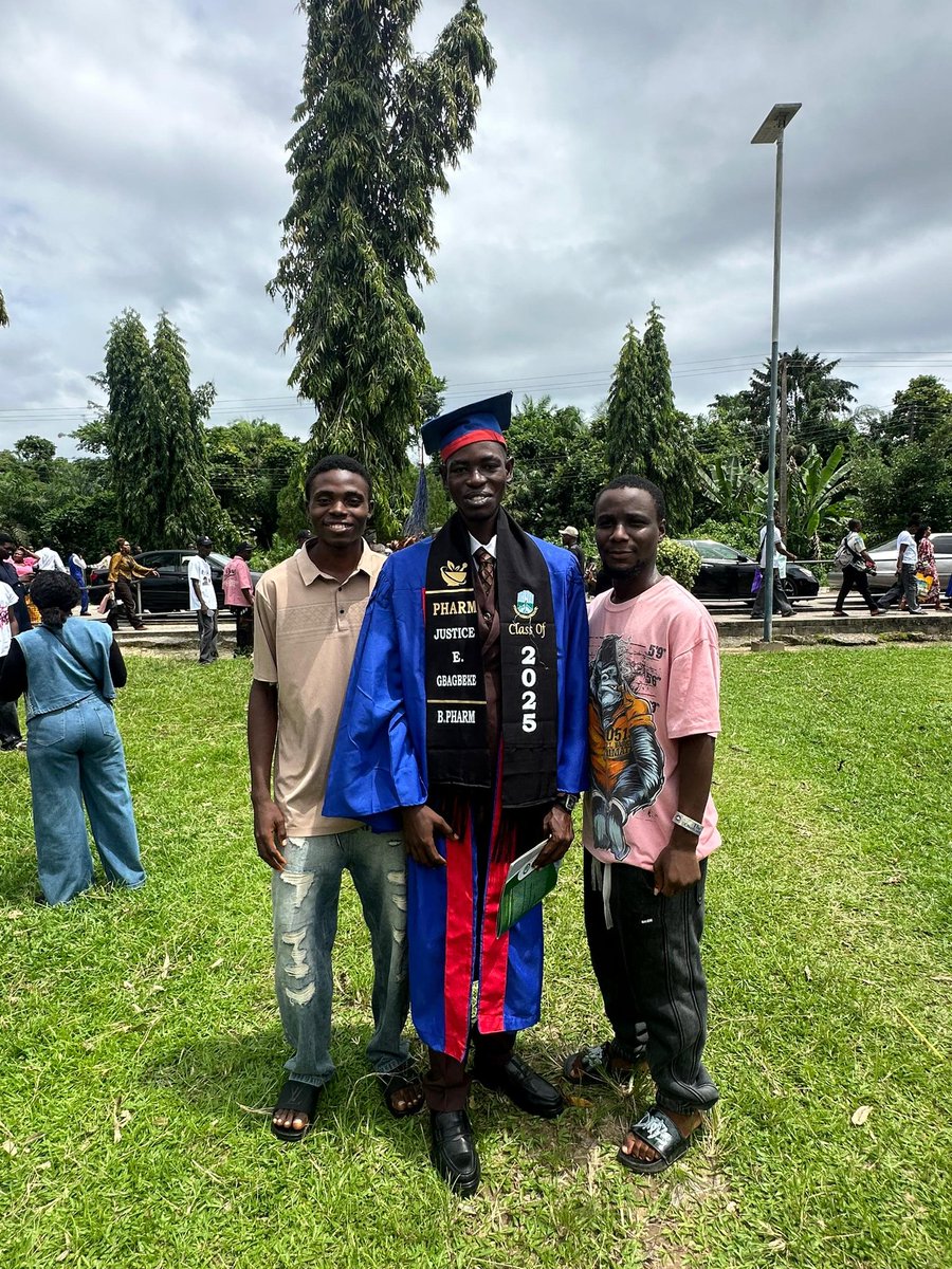 cfcjustice's tweet photo. Officially introducing Pharmacist Justice Gbagbeke Ejovwokeoghene. 💚

Officially inducted into the pharmacy profession. Grateful for the journey. 💊✨ https://t.co/iSy2cIJ0s0