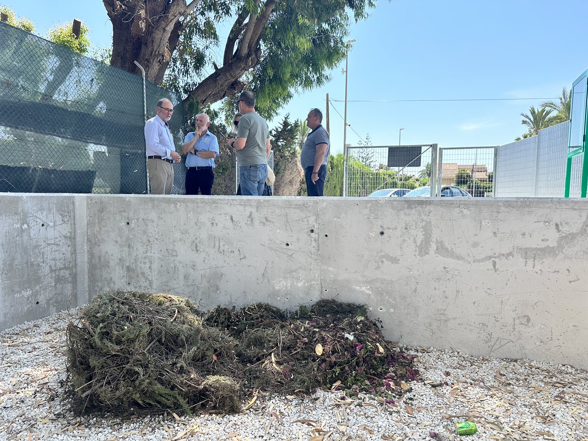 ElCampelloAyto's tweet photo. 🍂 El Campello estrena cinco nuevas y funcionales instalaciones para el vertido de poda de particulares, dotadas de cámaras de videovigilancia. ¡Más limpios, más sostenibles! 🌿 Lee AQUÍ https://t.co/dbHG9YQO7E https://t.co/TnRsqV1cBR