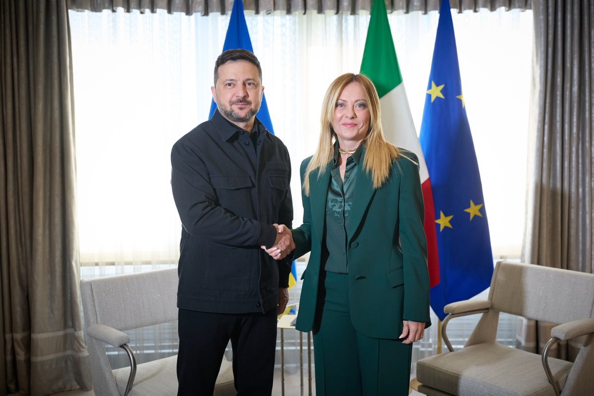 ZelenskyyUa's tweet photo. Зустрівся з Головою Ради міністрів Італії Джорджею Мелоні. Важлива розмова. Поінформував про ситуацію в Україні.

Росія не припиняє обстрілів наших міст і громад. Сьогодні знову були удари балістикою, запускали й ударні дрони. На жаль, є загиблі у Києві, Харкові та Херсоні. Росія забрала життя п’ятьох людей. Мої співчуття рідним і близьким.

Ми обговорили перспективи спільної роботи в Європі над антибалістикою, щоб додати захисту всім – і Україні, і кожній країні.

Говорили про потребу в додаткових ракетах до систем ППО, і дуже розраховуємо на підтримку. Італія завжди принципово допомагає захисту життя. Дякую!