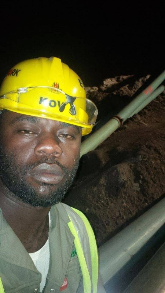 mbuyi_don's tweet photo. Souvent, l’on me demande quel chemin j’ai emprunté pour parvenir là où je me trouve aujourd’hui.

Ma réponse est simple : la constance dans l’effort+ Papa Dieu.

Depuis plus de quinze ans, je poursuis inlassablement le même objectif, et cela fait près de vingt ans que j’évolue dans l’industrie minière.

J’ai gravi, un à un, tous les échelons : de TT, à Safety Officer, puis Safety Manager, Project Manager, avant de devenir entrepreneur.

Au cours de ce parcours, j’ai connu l’injustice, le mépris, l’humiliation et la haine. J’ai survécu aux pièges, aux tentatives d’empoisonnement et même à l’emprisonnement.

Parce que j’ai choisi de défendre une sous-traitance qui profite réellement aux Congolais, certains sont allés jusqu’à souhaiter ma disparition. Pourtant, par la grâce de Dieu, je suis toujours debout.

Mon histoire est la preuve qu’aucune épreuve ne peut vaincre un homme qui refuse d’abandonner. Les obstacles forgent le caractère, les difficultés renforcent la foi, et la persévérance finit toujours par ouvrir les portes du succès.

À tous les jeunes : ne renoncez jamais à vos rêves. Restez constants dans l’effort, patients dans l’épreuve et fidèles à vos convictions. Le temps finit toujours par récompenser ceux qui persévèrent.

La constance dans l’effort est le véritable secret de toute réussite.
@fatshi13_ @juantedbelkas @leParrainRDC @CBosembe