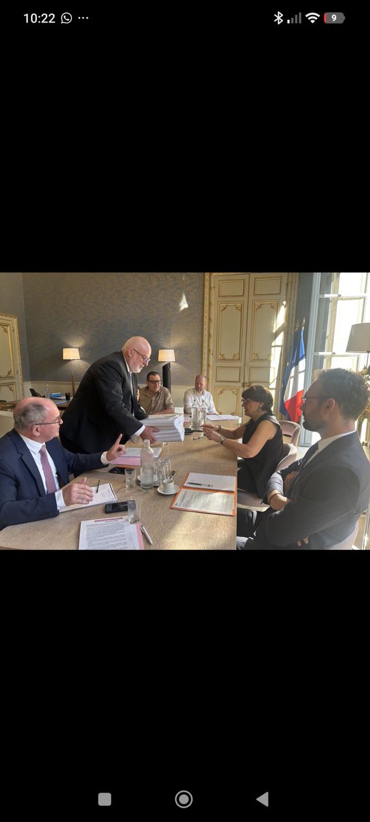 emma_ducros's tweet photo. Photo intéressante. Le président d'Inaporc, Philippe Bizien, tient dans ses mains le dossier que doit remplir un éleveur pour augmenter sa production de 90 animaux. 

Coût du pavé de cinq volumes : 40 000 euros. 

C'est ingérable. https://t.co/jPX8cuje83
