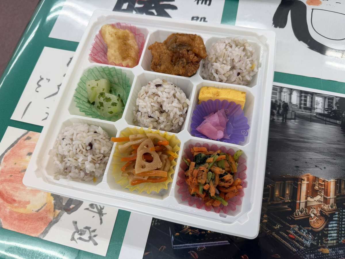 araiken's tweet photo. 【6/25 本日の議会メシ】

○ お弁当彩花

ヘルシー弁当 500円
▶︎ 鶏もも唐揚げ ピリ辛ネギダレ ▶︎ アブラカレイ もろみ味噌ソース ▶︎ 大根のコンソメ煮 ▶︎ おまかせの副菜 ▶︎ 小松菜の黒胡麻サラダ

大変美味しゅうございました♪

一般質問に6人が登壇！

#lunch #ランチ #グルメ #久喜市 #久喜 #菖蒲 #栗橋 #鷲宮 #議会 #議員活動 #議会メシ