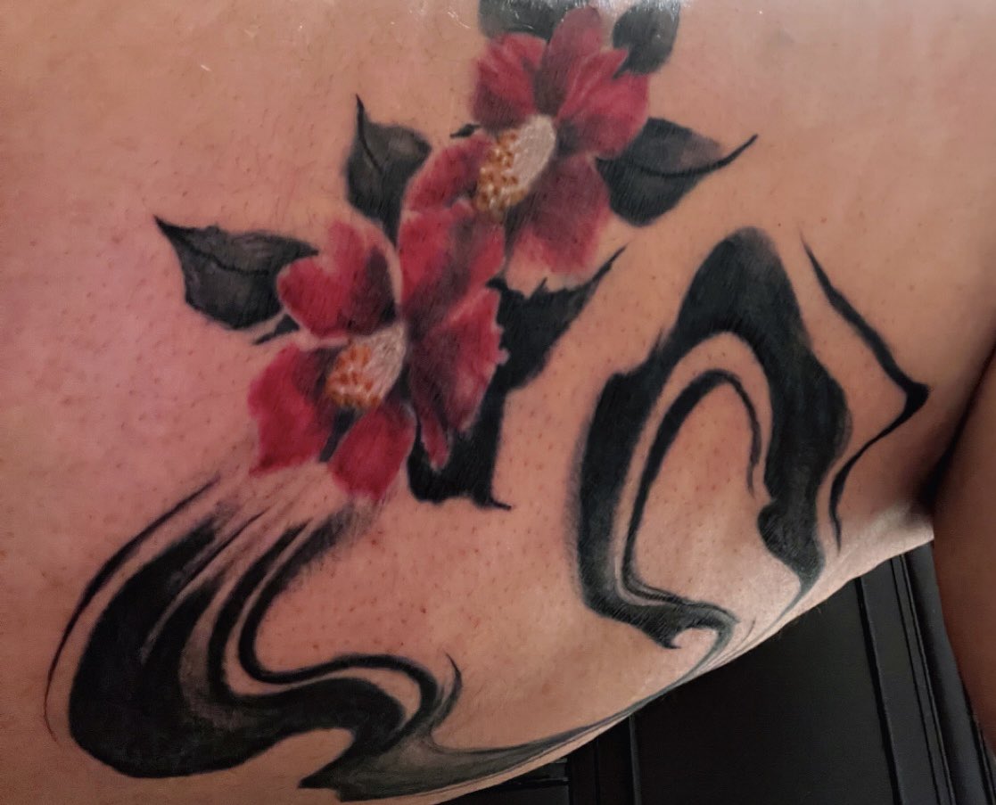 jennybennyalex's tweet photo. I decided to dedicate my first tattoo to Vox, my oshi. My hero.
Finding you has brought much love and warmth in my life and that is something I want to forever carry with me. So why not get camellias and your tattoo design to forever remind me of you 👹❤️
#Voxakuma #Akurylic https://t.co/EoTjc9v7BM