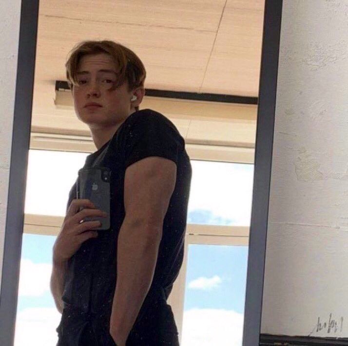 4NG3L0SALVATORE's tweet photo. gym boy.
        ( 💪🖤) 
 ¿ya se nota el
cambio o no?

#tvdrol                    #rolplay https://t.co/hWwdM4i1yD