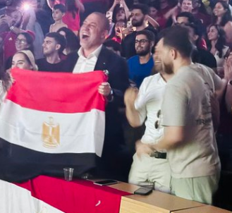 elhorya1's tweet photo. السفير الفلسطيني في لندن حسام زملط: الكابتن حسام حسن رفع علم فلسطين في أمريكا، ونحن رفعنا علم مصر في بريطانيا.. https://t.co/kYOMteqyLw
