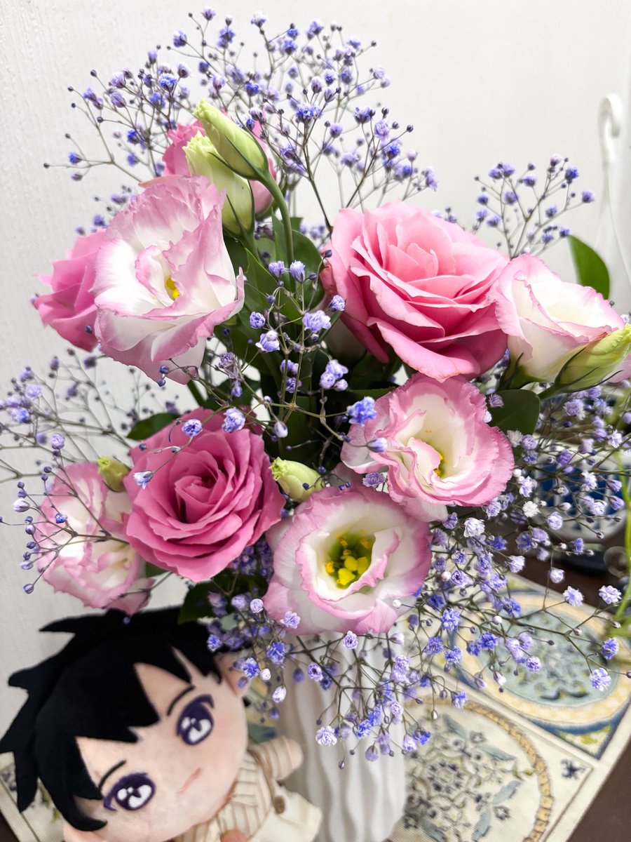 mi_6735's tweet photo. ピンク縛りで買ったつもりがよく見たらかすみ草むらさきだった😂
お花屋さんが寒すぎて5分くらいで選んだから...👉👈 https://t.co/pjWWH7nNLU