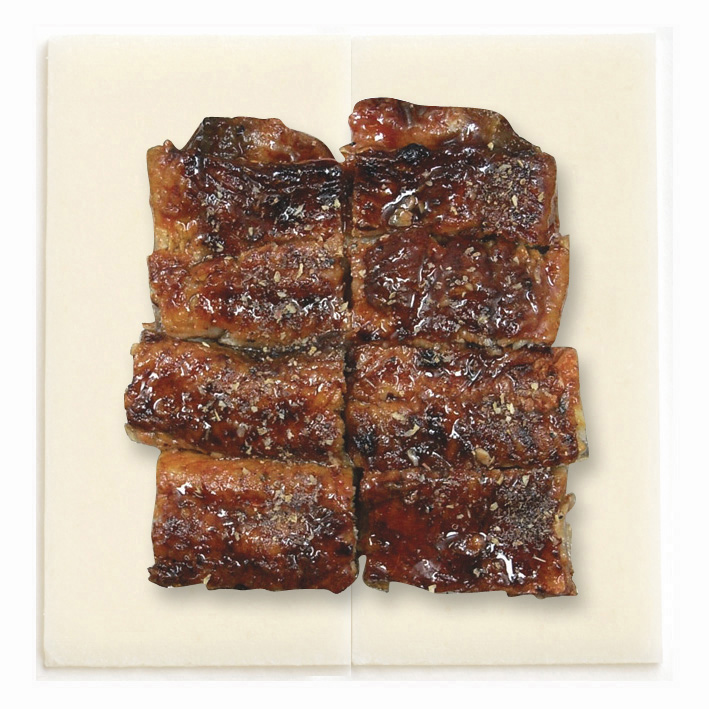 moffle_jp's tweet photo. モッフルヒストリー
サンドモッフル：薄いお餅に上下で食材を挟んで焼く。
ブーム時のご提案①　和風

モッフルメーカーの商談で勝負時にはウナギを挟んで試食頂きました。
ウナギですかと驚かれ、ふぁとした食感に満足されて家電店など採用率100％の自信作でした。
お刺身を挟んで焼くとツナに変わります。すき焼き、天ぷらは、お餅なのでよく合います。

和風はモッフルがホットサンドに勝てる食材として提案していました。

＃モッフル #サンドモッフル ＃和風 #和の食材